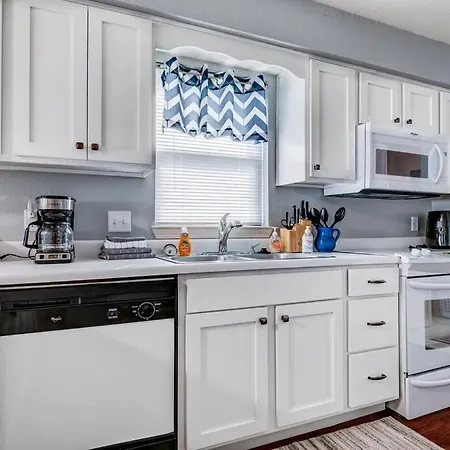 Tranquil 2-Bedroom Pointe Royale Condo